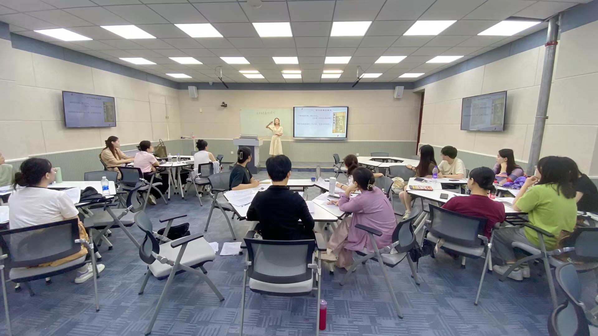 凝“新”聚力 初试锋芒——​best365官网开展新教师课前试讲活动