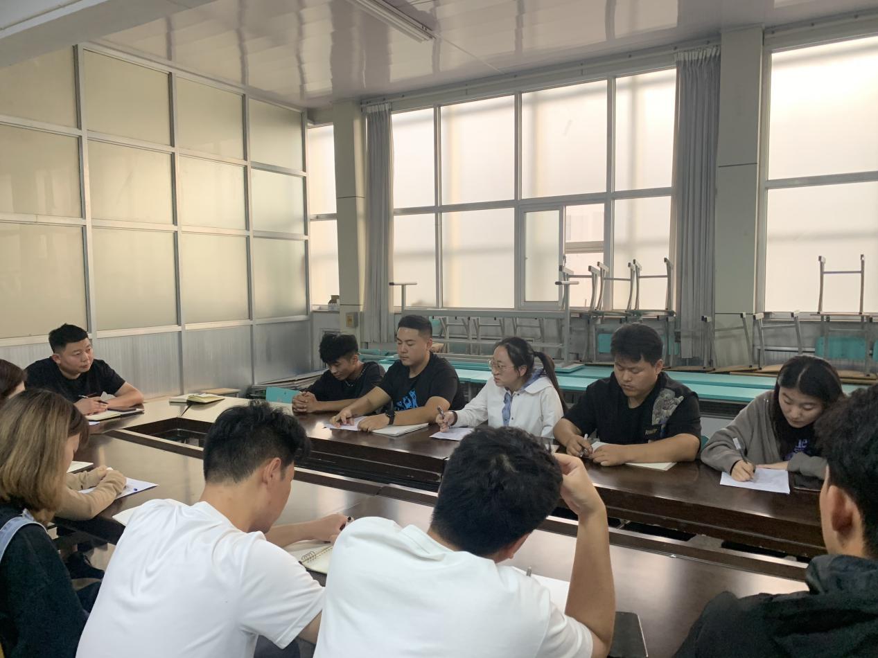 “我为员工办实事”——​best365官网组织召开新生学长座谈会